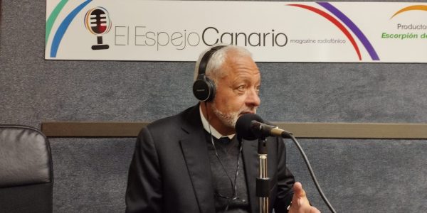 Javier Puga en los estudios de El Espejo Canario