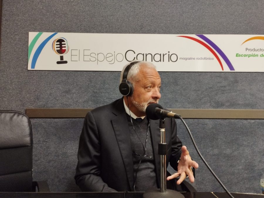 Javier Puga en los estudios de El Espejo Canario Javier Puga en los estudios de El Espejo Canario
