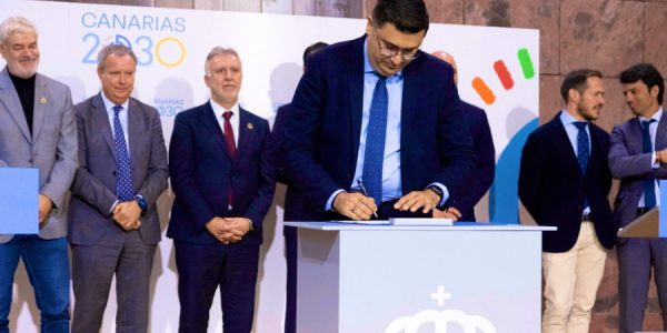 Miguel Ángel Pérez del Pino firma protocolo gratuidad transporte | Foto: Gobcan