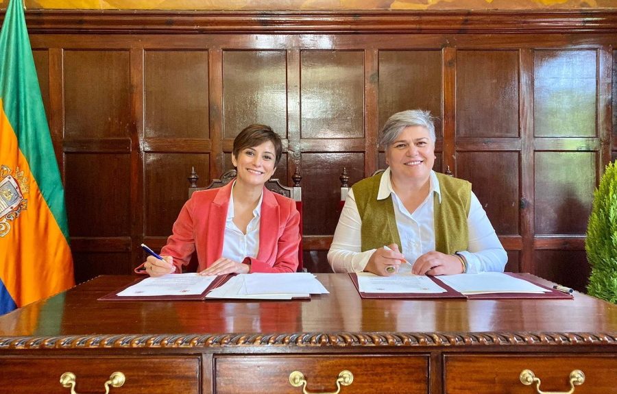 Noelia García (derecha), alcaldesa de Los Llanos de Aridane