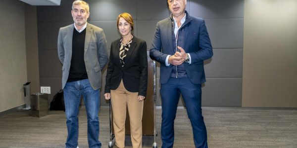 Antonio Ortrga (derecha) junto a Onalia Ramos y Fernando Clavijo | Foto: Ayuntamiento de Mogán