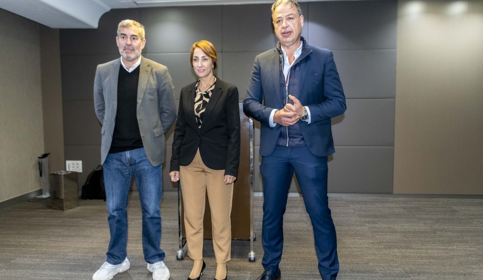 Antonio Ortrga (derecha) junto a Onalia Ramos y Fernando Clavijo | Foto: Ayuntamiento de Mogán