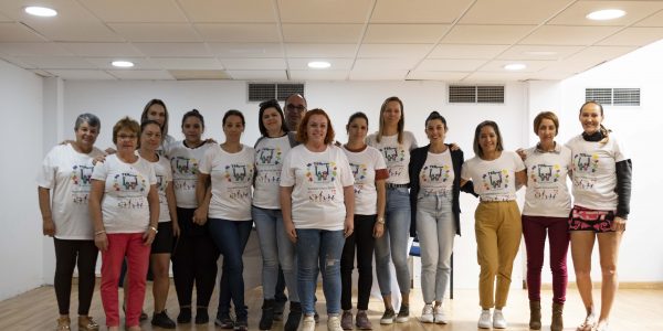 La alcaldesa de Mogán junto a familias afectadas por la falta de un aula enclave | Foto: Ayuntamiento de Mogán