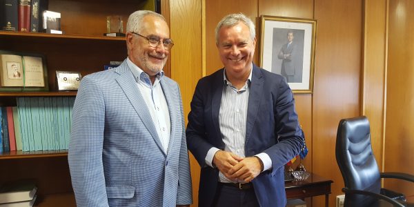 Óscar izquierdo (izda.) con el consejero Chano Franquis | Foto: Gobierno de Canarias
