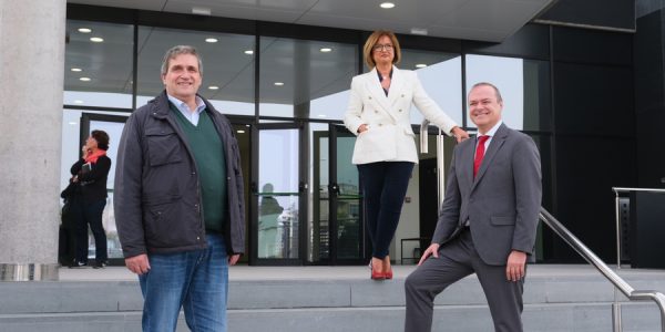 Javier Doreste (izquierda) junto al alcalde Augusto Hidalgo y la concejal Encarna Galván durante la presentación del Centro de Actividades Jesús Arencibia | Foto: Ayuntamiento de Las Palmas de Gran Canaria