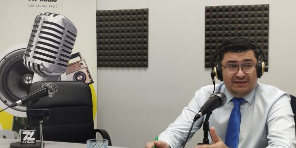 Miguel Ángel Pérez del Pino en los estudios de El Espejo Canario