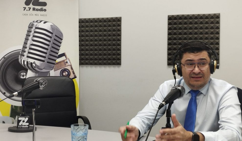 Miguel Ángel Pérez del Pino en los estudios de El Espejo Canario