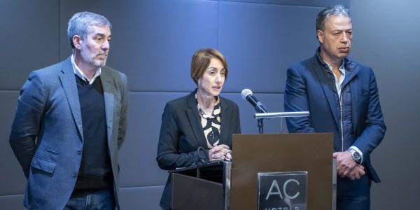 Onalia Bueno, junto al alcalde de San Mateo, Antonio Ortega (derecha), y el secretario general de CC, Fernando Clavijo | Foto: Ayuntamiento de Mogán