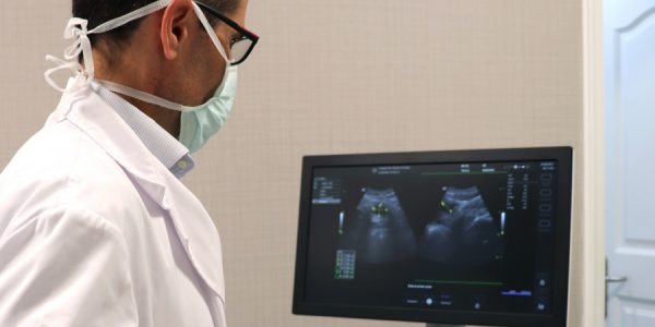 Héctor Ajubita durante la realización de una prueba ecográfica | Foto: HUSR