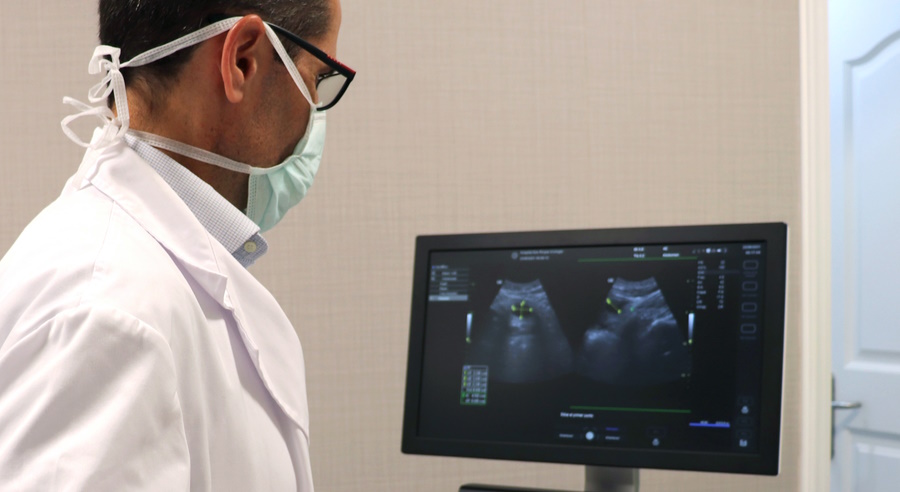 Héctor Ajubita durante la realización de una prueba ecográfica | Foto: HUSR