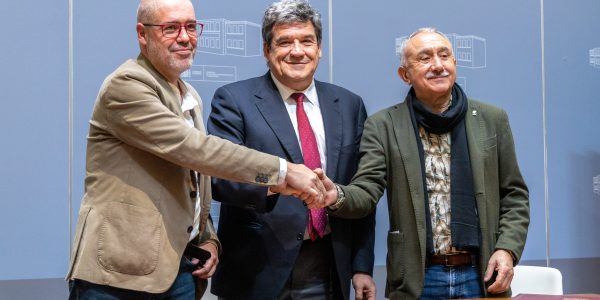 El ministro José Luis Escrivá con los lideres sindicales en la firma del acuerdo de pensiones