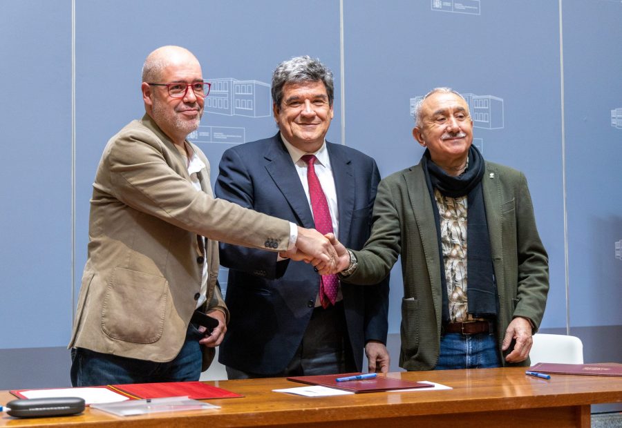 El ministro José Luis Escrivá con los lideres sindicales en la firma del acuerdo de pensiones El ministro José Luis Escrivá con los lideres sindicales en la firma del acuerdo de pensiones