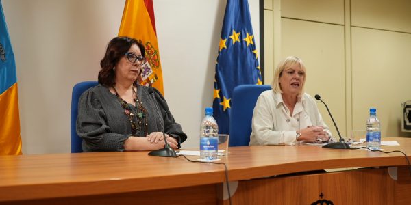 La consejera, Manuela Armas, y la directora general, Rosario Gañán (derecha) presentan el Congreso de Formación Profesional Dual de Canarias | Foto: Gobierno de Canarias