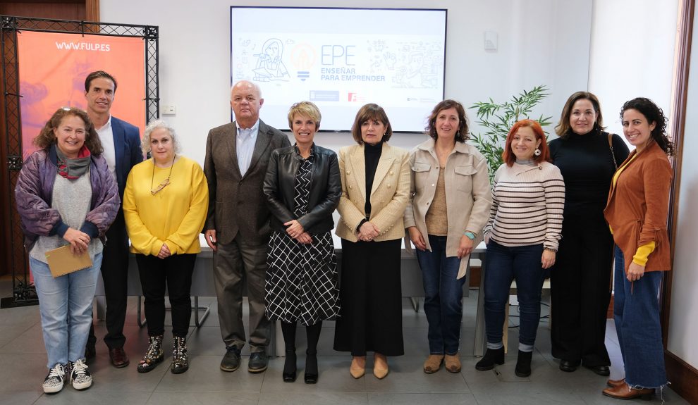 Miembros del Gobierno canario en un encuentro con responsables del proyecto Enseñar para Aprender | Foto: FULP