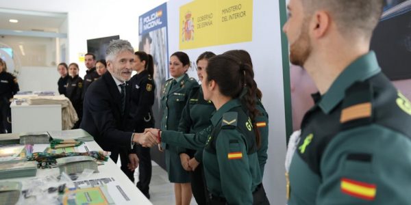 El ministro Fernando Grande Marlaska recibe a miembros de la Guardia Civil | Foto: Ministerio de Interior