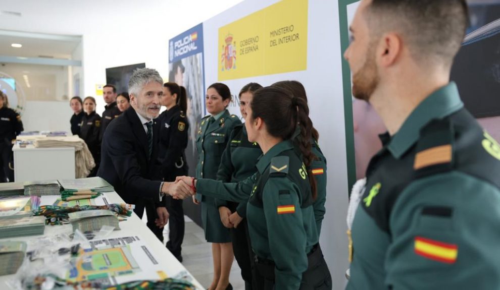 El ministro Fernando Grande Marlaska recibe a miembros de la Guardia Civil | Foto: Ministerio de Interior