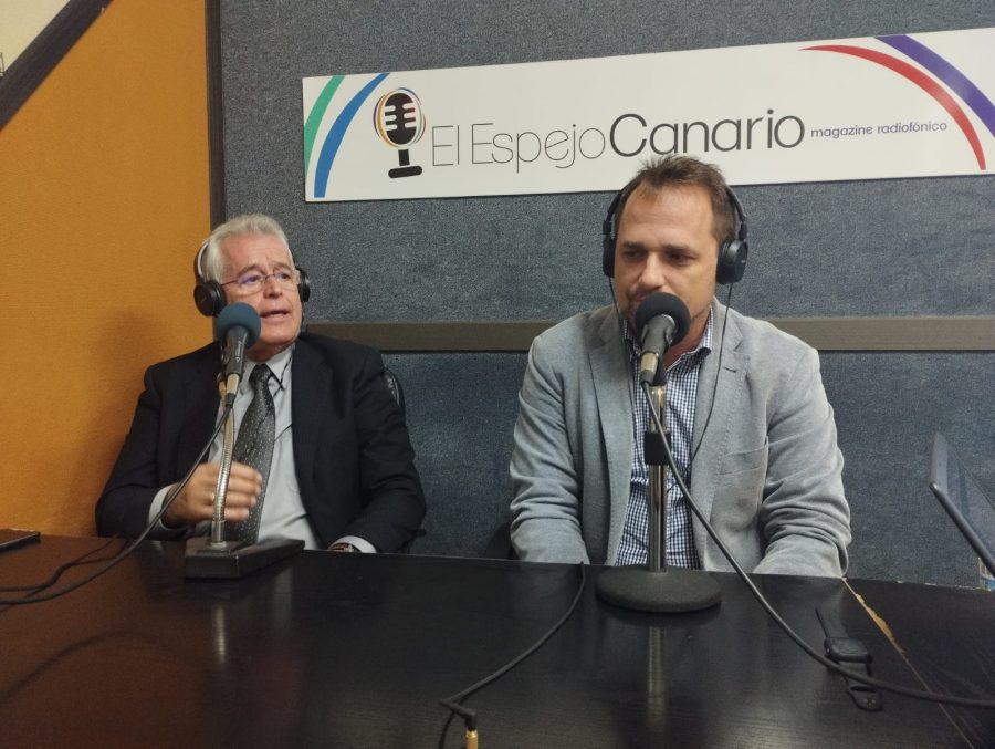 Ángel Medina y Lorenzo Muñoz, de Canaluz Infinita, en los estudios de El Espejo Canario Ángel Medina y Lorenzo Muñoz, de Canaluz Infinita, en los estudios de El Espejo Canario