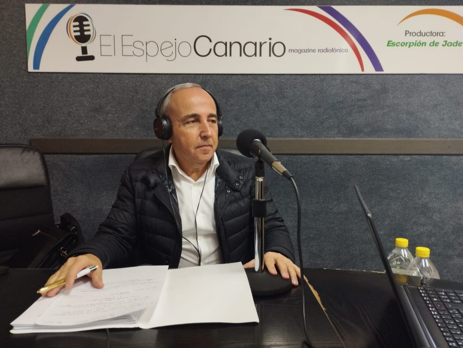 Manuel Padrón en los estudios de El Espejo Canario Manuel Padrón en los estudios de El Espejo Canario
