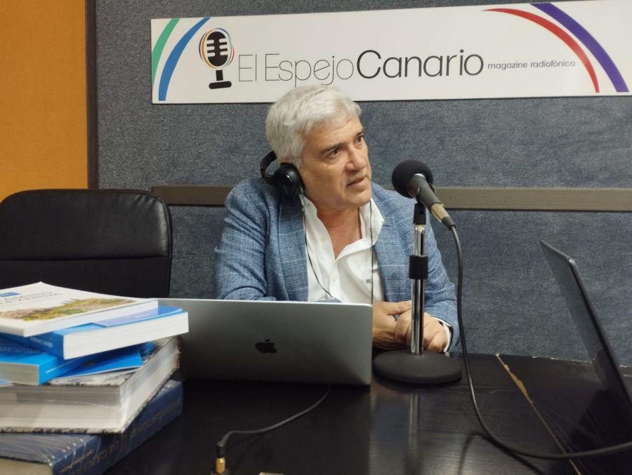 Ciprián Rivas en los estudios de El Espejo Canario Ciprián Rivas en los estudios de El Espejo Canario