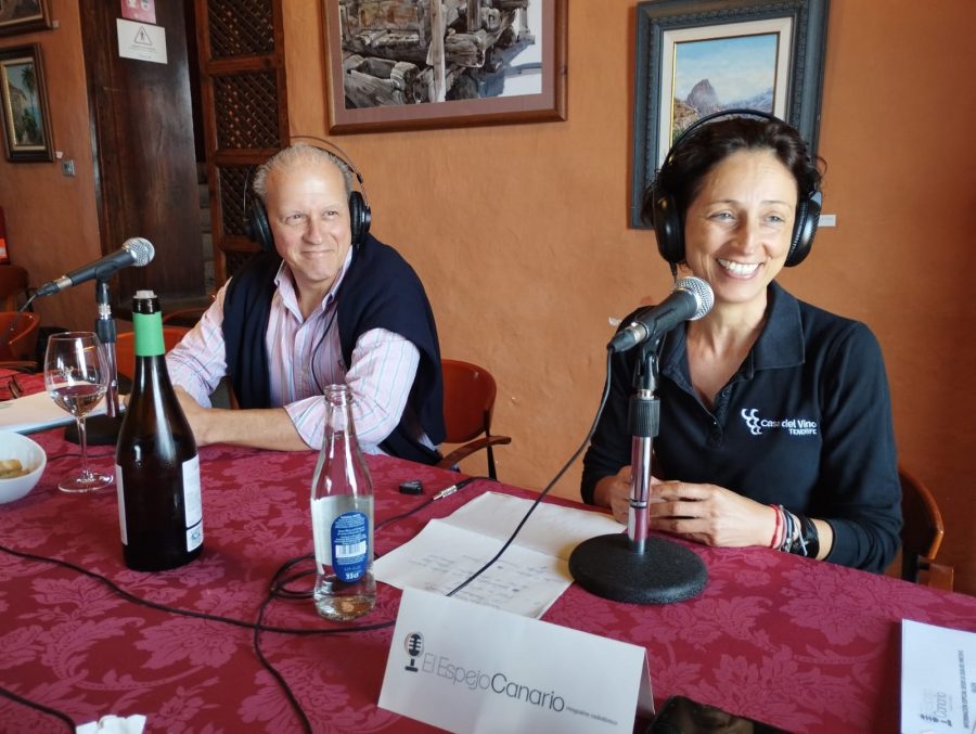 Antonio Bentabol y Ángeles Dorta en los estudios de El Espejo Canario en la Casa del Vino Antonio Bentabol y Ángeles Dorta en los estudios de El Espejo Canario en la Casa del Vino