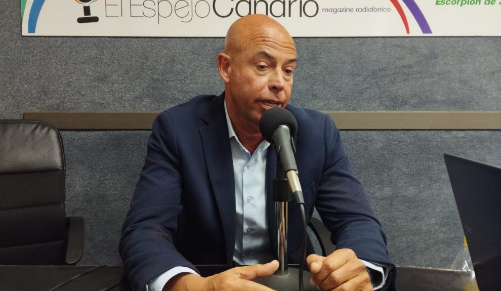 Gonzalo Piernavieja en los estudios de El Espejo Canario