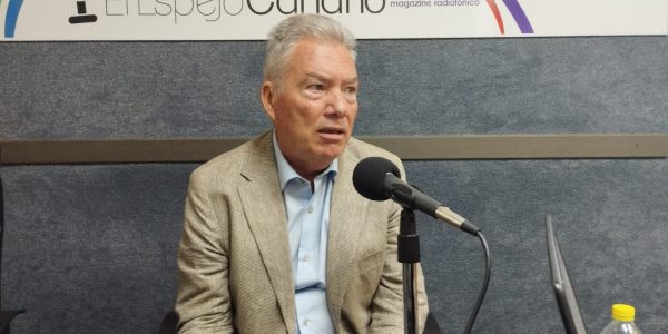 Juan Ruiz en los estudios de El Espejo Canario