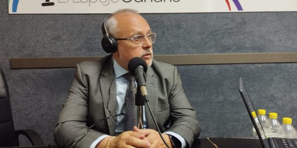 José Cristóbal García en los estudios de El Espejo Canario
