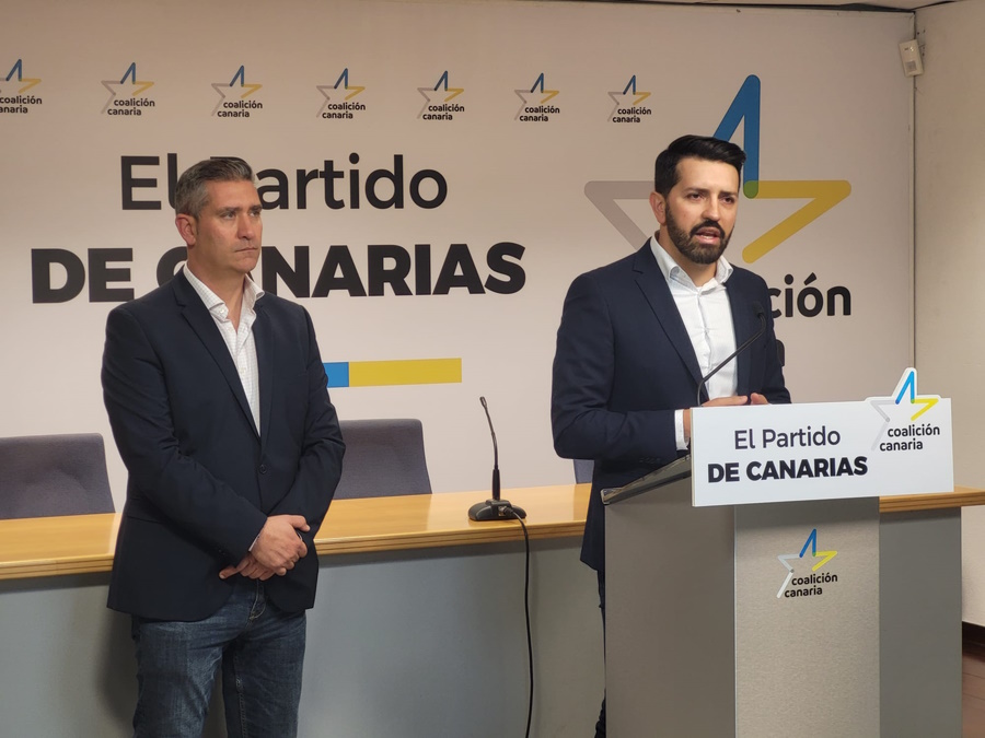Jonathan Domínguez (derecha), durante un encuentro con los medios Jonathan Domínguez (derecha), durante un encuentro con los medios