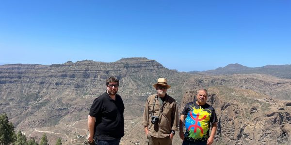 Miguel Urban, izquierda, junto a Julio Cuencua, centro, y otro miembro de la Plataforma Salvar Chira-Soria