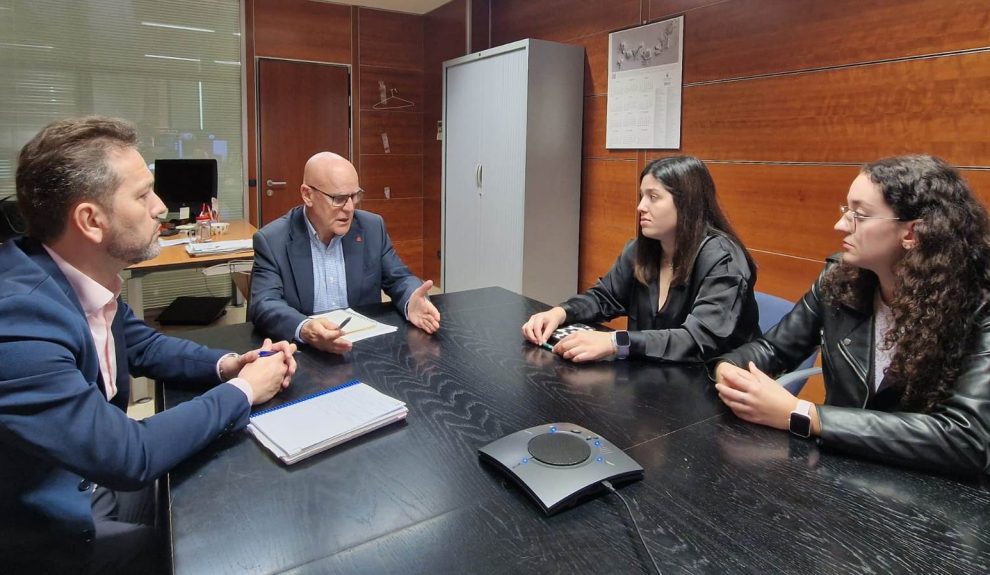 Reunión de miembros de Hay Raíces con el Diputado del Común