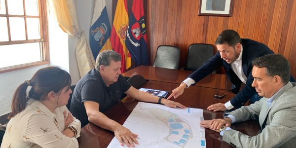Héctor Suárez conoce de la mano de la empresa impulsora los detalles del proyecto Dreamland | Foto: Ayuntamiento de Telde