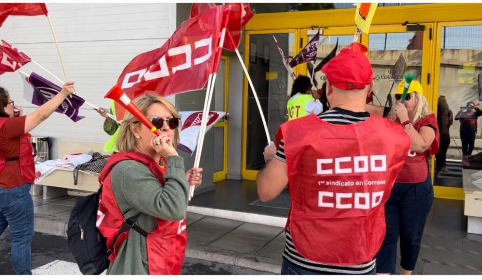 Protestas de trabajadores de Correos la pasada semana en Tenerife | Foto: CCOO