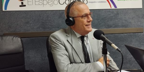 Paco Rodríguez en los estudios de El Espejo Canario