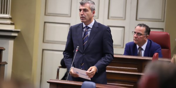Manuel Domínguez en una sesión parlamentaria | Foto: Parlamento de Canarias