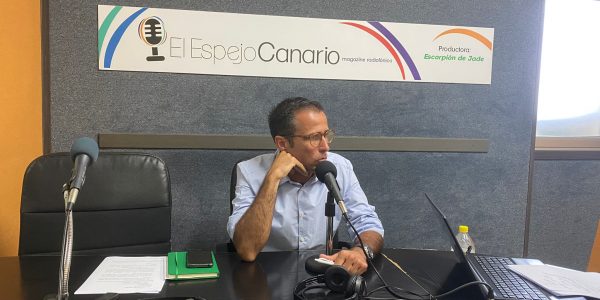 Ángel Sabroso en los estudios de El Espejo Canario