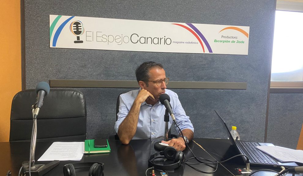 Ángel Sabroso en los estudios de El Espejo Canario