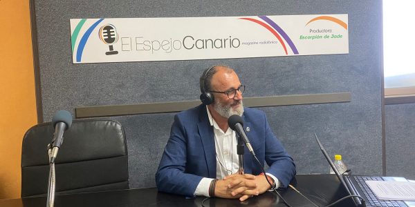 Francisco Javier García en los estudios de El Espejo Canario