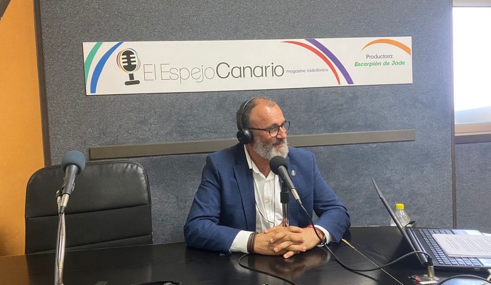 Francisco Javier García en los estudios de El Espejo Canario