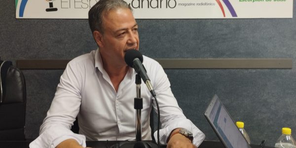 Antonio Ortega en los estudios de El Espejo Canario