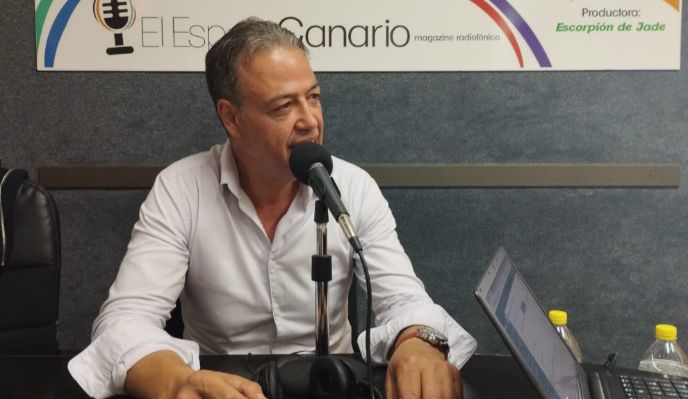 Antonio Ortega en los estudios de El Espejo Canario