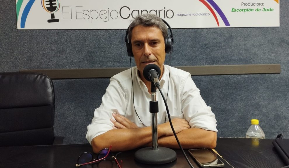Enrique Hernández Bento en los estudios de El Espejo Canario