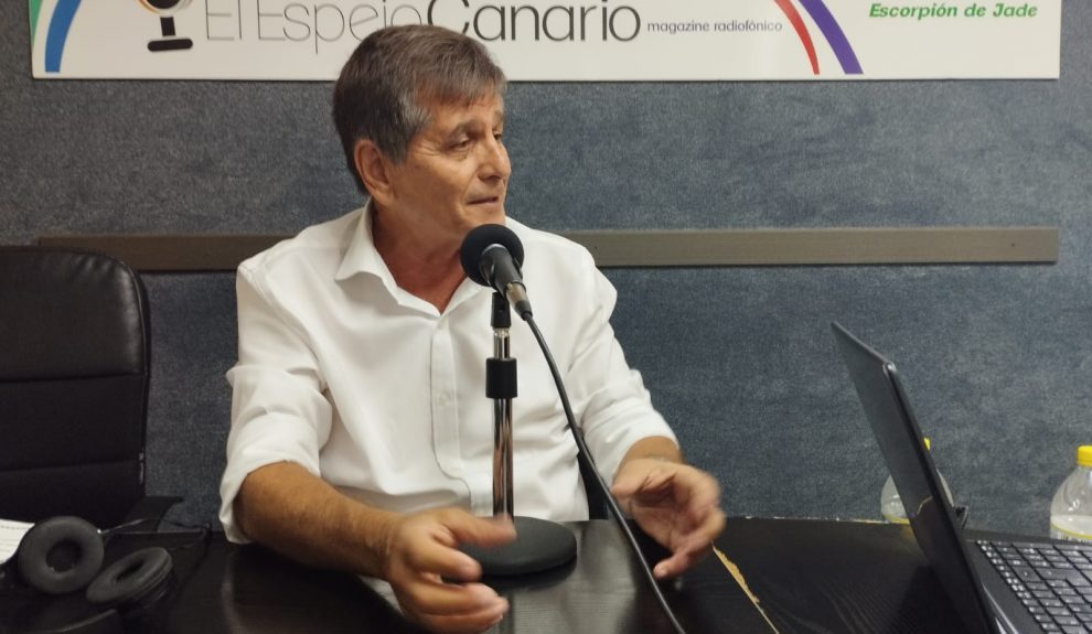 Santiago Rodríguez en los estudios de El Espejo Canario