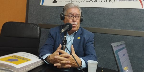 José Miguel Bravo de Laguna en los estudios de El Espejo Canario