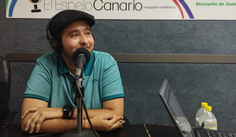 Alex Perera en los estudios de El Espejo Canario