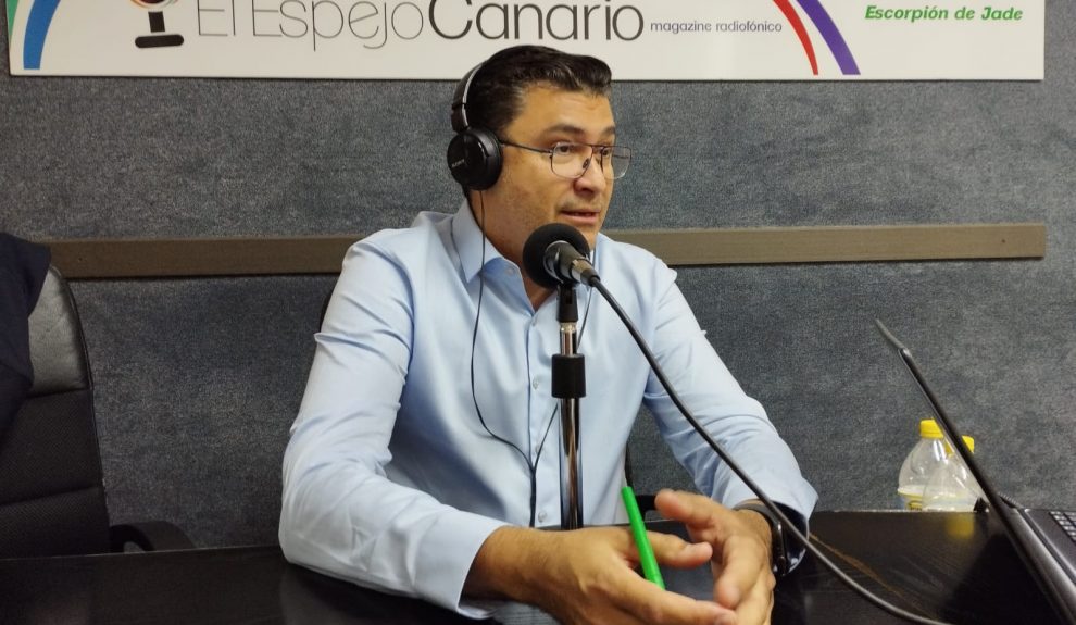 Miguel Ángel Pérez del Pino en los estudios de El Espejo Canario