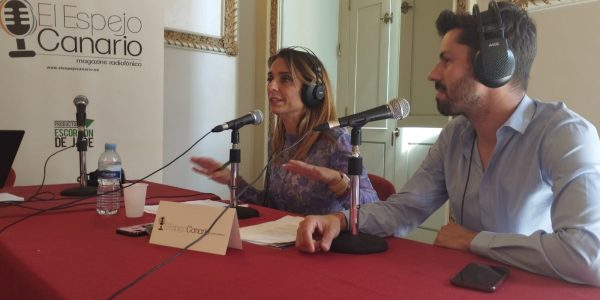 Gladys de León y Miguel Pérez en los estudios de El Espejo Canario en el teatro Guimerá