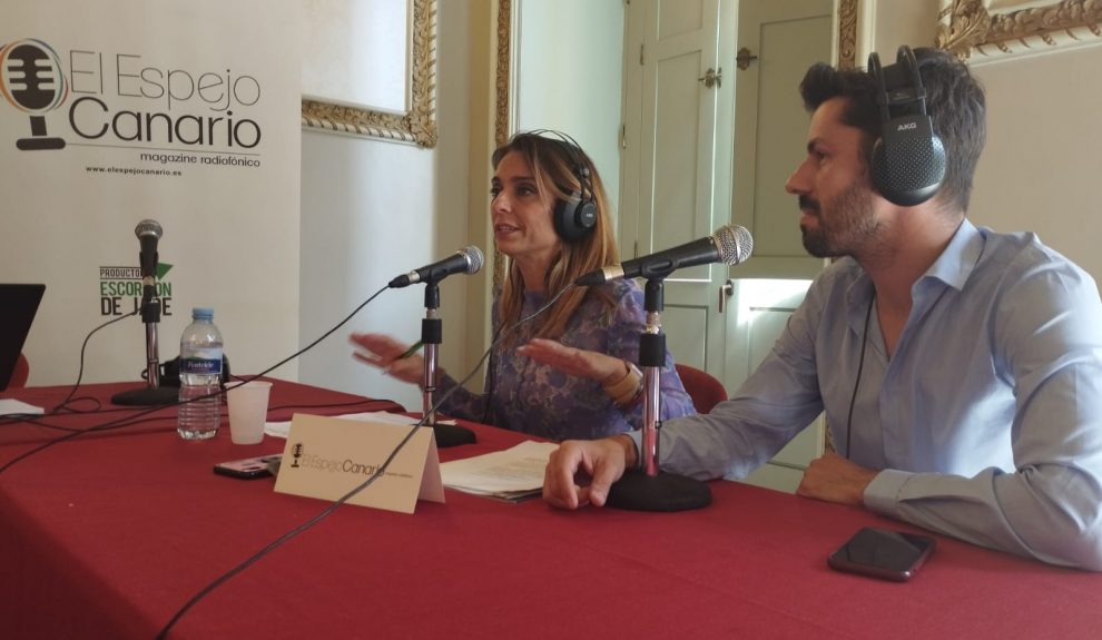 Gladys de León y Miguel Pérez en los estudios de El Espejo Canario en el teatro Guimerá