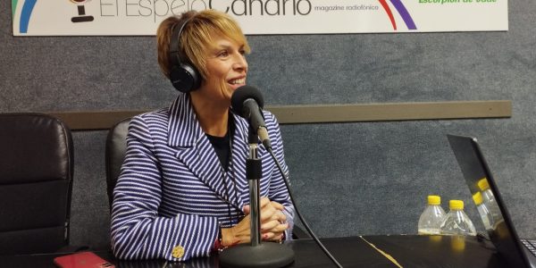 Elena Máñez en los estudios de El Espejo Canario