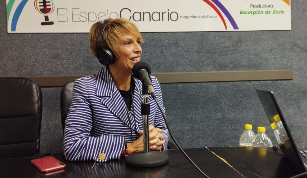 Elena Máñez en los estudios de El Espejo Canario