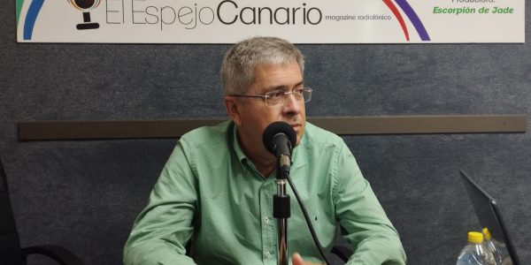 Marco Aurelio Pérez. en los estudios de El Espejo Canario